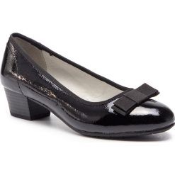 Półbuty JANA - 8-22390-22 Black Patent 018. Czarne półbuty damskie JANA, z aplikacjami, z lakierowanej skóry, bez obcasa, na obcasie, bez zapięcia. W wyprzedaży za 199.00 zł.