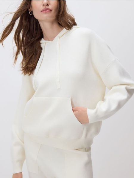 Sweter z wiskozą - złamana biel. Swetry damskie Reserved, l, bez wzorów, z dzianiny, bez kołnierzyka, bez ramiączek, bez kaptura. W wyprzedaży za 89.99 zł.