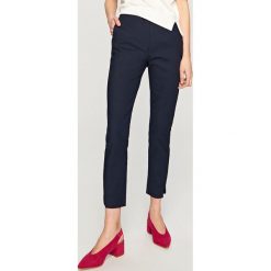 Eleganckie spodnie - Granatowy. Spodnie materiałowe damskie marki Reserved. W wyprzedaży za 59.99 zł.