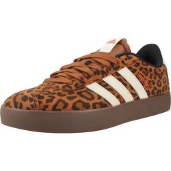 Buty ADIDAS VL COURT 3.0 Nadruk zwierzęcy. Obuwie sportowe damskie Adidas, bez wzorów, ze skóry, trekkingowe. Za 328.50 zł.