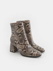 Botki na obcasie - beżowy. Brązowe botki damskie Sinsay, ze skóry, bez obcasa, na obcasie, bez zapięcia. Za 129.99 zł.