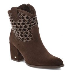 Brązowe Botki Karino Stylowe Kowbojki Damskie. Brązowe kozaki damskie Karino, z weluru, bez obcasa, na obcasie. Za 449.00 zł.