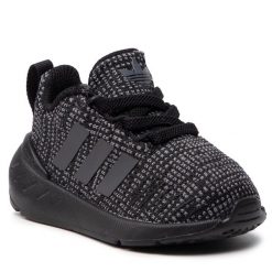 Sneakersy adidas. Czarne półbuty chłopięce Adidas, bez wzorów, bez zapięcia. Za 159.99 zł.