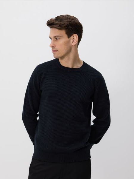 Sweter z bawełną - czarny. Czarne swetry przez głowę męskie Reserved, l, bez wzorów, z bawełny, bez kołnierzyka. Za 139.99 zł.