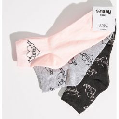 Skarpetki w serca - Wielobarwn. Skarpety damskie marki Sinsay. W wyprzedaży za 7.99 zł.