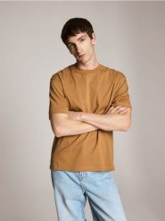 Bawełniany t-shirt boxy - musztardowy. T-shirty męskie Reserved, l, bez wzorów, z bawełny, bez kołnierzyka. Za 119.99 zł.
