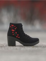 Botki na obcasie - czarny. Czarne botki damskie Sinsay, z materiału, bez obcasa, na obcasie, bez zapięcia. Za 69.99 zł.