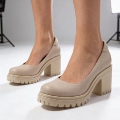 Półbuty damskie Armodo, cholewka ze skóry naturalnej o gładkim wykończeniu, klasyczna linia z zaokrąglonym noskiem, stabilny obcas osadzony na grubej. Brązowe półbuty damskie Armodo, bez wzorów, ze skóry, klasyczne, bez obcasa, na obcasie, bez zapięcia. Za 379.00 zł.