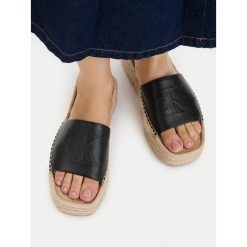Klapki Calvin Klein. Czarne klapki damskie Calvin Klein, bez wzorów, bez obcasa. Za 258.99 zł.