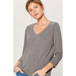 Bluzka z połyskującą lamówką - Szary. Bluzki damskie Mohito. Za 59.99 zł.