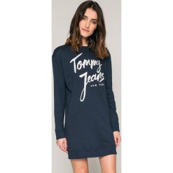 Tommy Jeans - Sukienka. Czarne sukienki damskie Tommy Jeans, z nadrukiem, z bawełny, casualowe, z okrągłym kołnierzem, z długim rękawem. W wyprzedaży za 269.90 zł.