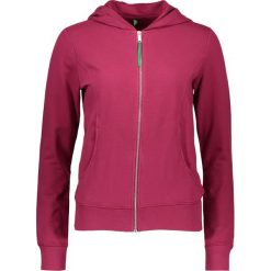 Bluza w kolorze jagodowym. Czerwone bluzy damskie marki Benetton. W wyprzedaży za 79.95 zł.