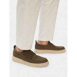Półbuty Clarks. Brązowe półbuty na co dzień męskie Clarks, bez zapięcia. Za 260.99 zł.