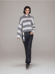 Sweter z wiązaniem - szary. Szare swetry damskie Reserved, l, bez wzorów, z dzianiny, bez kołnierzyka, bez ramiączek, bez kaptura. W wyprzedaży za 59.99 zł.