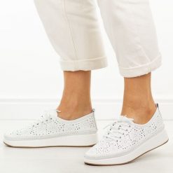 Białe skórzane ażurowe półbuty damskie Filippo Dp4606/26. Białe półbuty damskie Filippo, na jesień, w ażurowe wzory, z jeansu, klasyczne, z okrągłym noskiem, bez obcasa, na koturnie, bez zapięcia. W wyprzedaży za 210.32 zł.