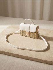 Pleciona torebka na ramię z klapką - biały. Białe torby na ramię damskie Sinsay, bez wzorów, bez dodatków. Za 59.99 zł.