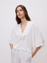 Bluzka kimono z modalem - złamana biel. Bluzki damskie Reserved, l, bez wzorów, z dzianiny, bez kołnierzyka, bez ramiączek. W wyprzedaży za 49.99 zł.