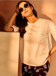 Bawełniana koszulka z ozdobną kieszonką - biały. Białe t-shirty damskie Sinsay, l, bez wzorów, z bawełny, bez kołnierzyka. Za 25.99 zł.