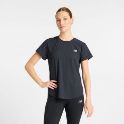Koszulka damska New Balance WT51227BK – czarna. Czarne koszulki sportowe damskie New Balance, s, bez wzorów, z lycry, eleganckie, bez kołnierzyka. Za 359.99 zł.