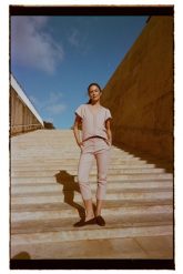 Spodnie rybaczki różowe. Czerwone spodnie materiałowe damskie MOODO, l, bez wzorów, z bawełny. Za 139.99 zł.