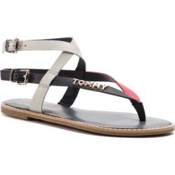 Sandały TOMMY HILFIGER - Iconic Flat Strappy Sandal FW0FW04023 Rwb 020. Białe klapki damskie Tommy Hilfiger, bez wzorów, ze skóry, bez obcasa, bez zapięcia. W wyprzedaży za 299.00 zł.