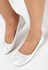 Białe Balerinki Enenor. Białe baleriny damskie Born2be, bez wzorów, z jeansu, bez obcasa, na płaskiej podeszwie. Za 59.99 zł.