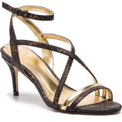 Sandały GUESS - Nylah4 FL6NH4 FAL03 BROWN. Brązowe klapki damskie Guess, z aplikacjami, ze skóry ekologicznej, bez obcasa, na obcasie, bez zapięcia. W wyprzedaży za 449.00 zł.