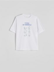 T-shirt oversize z nadrukiem - biały. Białe t-shirty męskie Reserved, l, bez wzorów, z bawełny, bez kołnierzyka. W wyprzedaży za 29.99 zł.