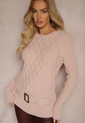 Jasnoróżowy Sweter w Delikatny Splot z Ozdobną Klamrą i Paskiem na Dole Rievea. Czerwone swetry damskie Renee, m, z aplikacjami, z jeansu, biznesowe, bez kołnierzyka, bez ramiączek, długie, bez kaptura. Za 99.99 zł.