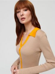 Swetrowa prążkowana sukienka z kołnierzykiem z wiskozą - beżowy. Brązowe sukienki damskie Sinsay, l, bez wzorów, prążkowane, bez kołnierzyka, bez ramiączek. W wyprzedaży za 45.99 zł.