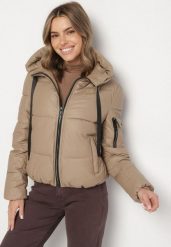 Ciemnobeżowa Pikowana Kurtka Puffer z Kapturem i Ozdobnymi Taśmami Relania. Brązowe kurtki damskie Born2be, l, bez wzorów, z dzianiny, z kapturem. Za 169.99 zł.