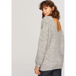 Sweter z dekoltem z tyłu - Jasny szar. Szare swetry damskie Reserved. Za 79.99 zł.