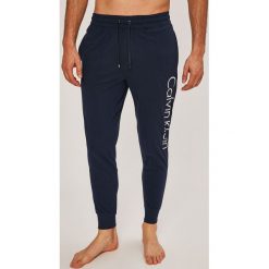 Calvin Klein Underwear - Spodnie piżamowe. Szare piżamy męskie Calvin Klein Underwear, z nadrukiem, z bawełny. W wyprzedaży za 199.90 zł.