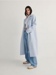 Dwurzędowy płaszcz - jasnoniebieski. Niebieskie płaszcze damskie Reserved, l, bez wzorów, z tkaniny, bez kaptura. W wyprzedaży za 99.99 zł.