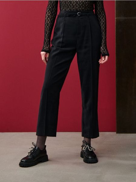 Spodnie carrot - czarny. Czarne spodnie materiałowe damskie Sinsay, l, bez wzorów. W wyprzedaży za 25.99 zł.