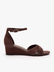 Brązowe sandały na koturnie. Brązowe sandały damskie Ryłko, bez wzorów, ze skóry, bez obcasa, na koturnie, bez zapięcia. Za 399.99 zł.