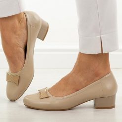 Beżowe czółenka damskie na obcasie Jezzi asa200-15. Brązowe czółenka damskie Jezzi, z aplikacjami, z materiału, eleganckie, bez obcasa, na obcasie, bez zapięcia. Za 189.00 zł.