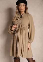 Ciemnobeżowa Plisowana Sukienka o Eleganckim Kroju z Wiązaniem przy Dekolcie i Gumką w Pasie Belorinda. Brązowe sukienki damskie Renee, na co dzień, bez wzorów, eleganckie, bez kołnierzyka, bez ramiączek, mini, kopertowe. Za 69.99 zł.