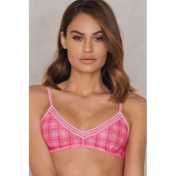 NA-KD Lingerie Biustonosz z siateczki z szeroką taśmą - Pink. Różowe biustonosze NA-KD Lingerie. W wyprzedaży za 21.89 zł.