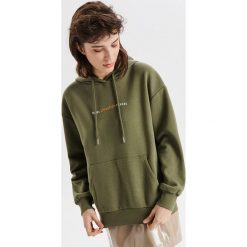 Bluza hoodie z napisem - Khaki. Bluzy damskie marki Cropp. W wyprzedaży za 49.99 zł.