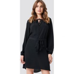 Trendyol Sukienka z wiązaniem - Black. Sukienki damskie marki Trendyol. Za 60.95 zł.