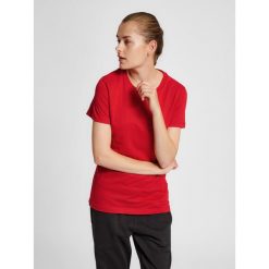 Koszulka damska Hummel Red Basic. Czerwone koszulki sportowe damskie Hummel, m, bez wzorów, z bawełny, klasyczne, bez kołnierzyka. Za 120.50 zł.