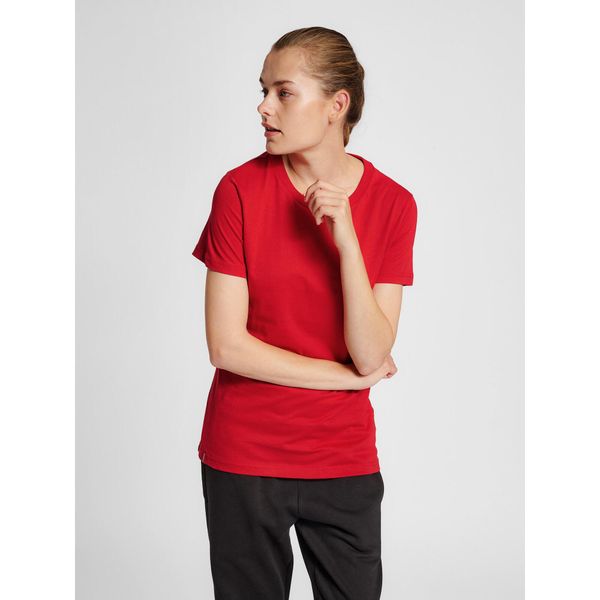 Koszulka damska Hummel Red Basic. Czerwone koszulki sportowe damskie Hummel, s, bez wzorów, z bawełny, bez kołnierzyka, bez ramiączek, na fitness i siłownię. Za 117.00 zł.