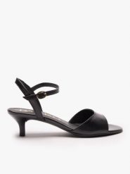 Czarne sandały na obcasie. Czarne sandały damskie Ryłko, bez wzorów, z gumy, bez obcasa, na obcasie, bez zapięcia. Za 399.99 zł.