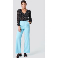 NA-KD Classic Dopasowane spodnie z szerokimi nogawkami - Blue. Spodnie materiałowe damskie marki NA-KD Classic. Za 141.95 zł.
