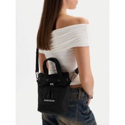 Torebka Guess Jeans. Czarne torebki do ręki damskie Guess Jeans, z aplikacjami, z jeansu, bez dodatków. Za 199.99 zł.