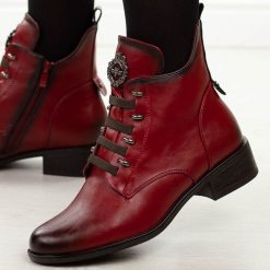 Czerwone płaskie botki damskie Jezzi asa198-21. Czerwone botki damskie Jezzi, na jesień, z materiału, eleganckie, z okrągłym noskiem, bez obcasa, na obcasie, bez zapięcia. Za 239.00 zł.