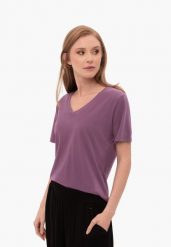 Koszulka z dekoltem w serek T-LEA. Fioletowe t-shirty damskie Volcano, m, bez wzorów, z bawełny, klasyczne, bez kołnierzyka. Za 54.99 zł.