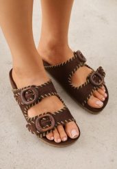 Brązowe Klapki VICES Ozdobione Przeszyciami i Klamrami z Imitacji Drewna Kallinope. Brązowe klapki damskie Born2be, bez wzorów, klasyczne, bez obcasa, na płaskiej podeszwie. Za 99.99 zł.