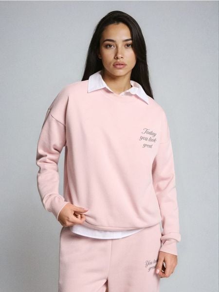 Bluza crewneck z napisem - różowy. Czerwone bluzy damskie Sinsay, l, bez wzorów, bez kaptura. Za 29.99 zł.